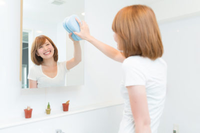 洗面所を掃除する女性