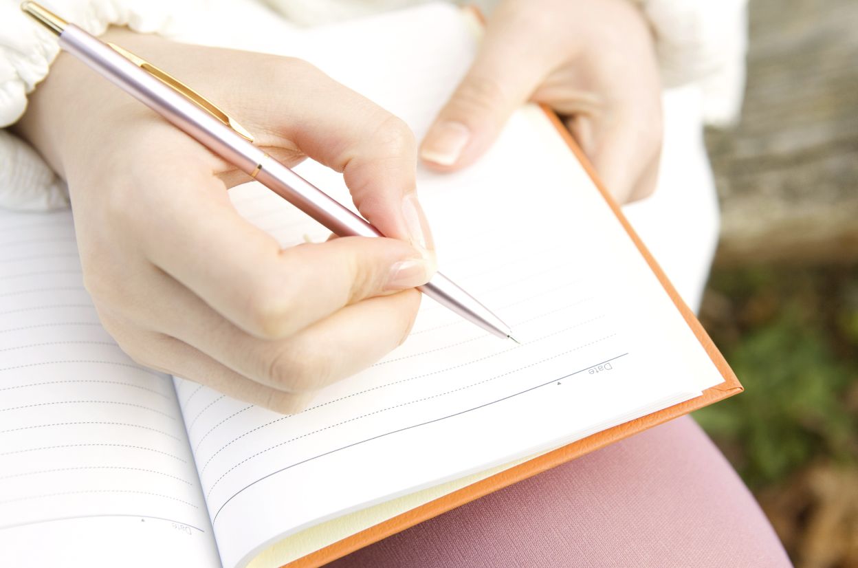 ボールペン汚れの落とし方！服についた油性と水性インクの染み抜き手順 シュフーズ