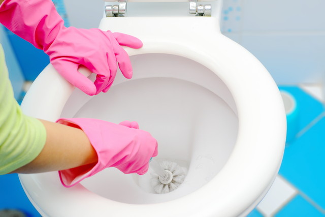 トイレ掃除で使っているピンクのゴム手袋