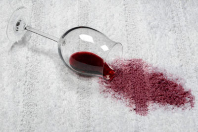 ワインの染み,カーペットにワインをこぼす
