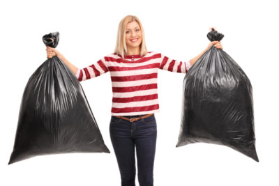 ゴミ袋を持つ女性