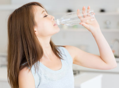 炭酸水を飲む女性