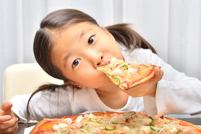 ピザを食べる女の子