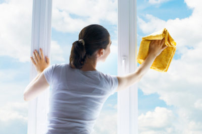 窓を拭く女性