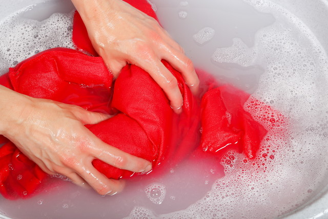 赤い服を手洗いしている