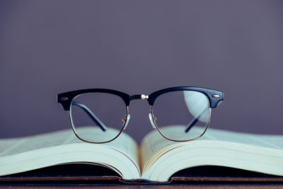 本と眼鏡 ビジネスイメージ