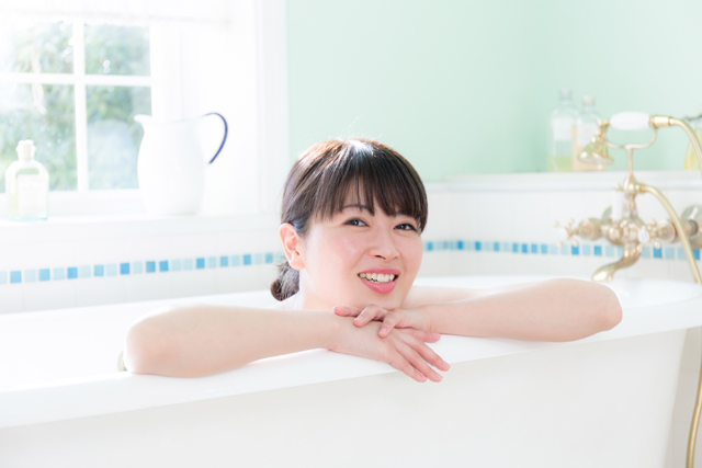 お風呂で笑顔の女性