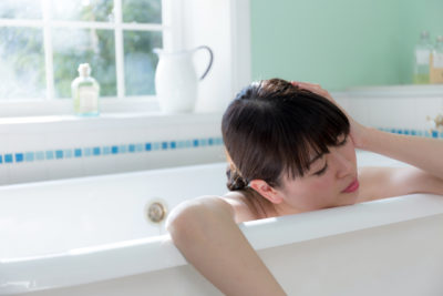 入浴する女性