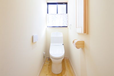 トイレの壁の掃除方法 尿の飛び散り汚れの落とし方から消臭まで シュフーズ