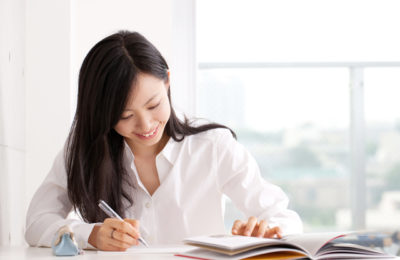 勉強する女性