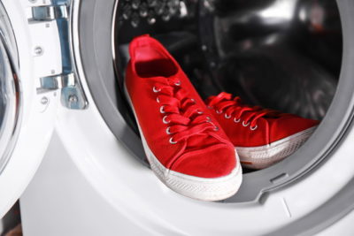 洗濯機と赤いスニーカー