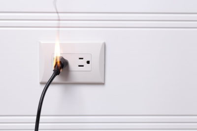 過熱した電気プラグが発火した