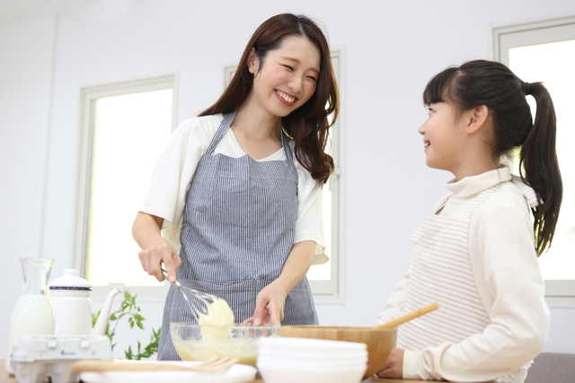 調理するお母さん