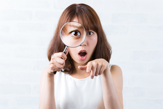 虫眼鏡で見る女性