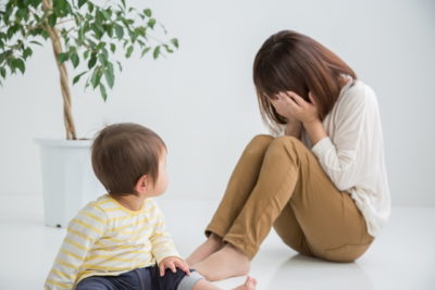 育児に悩む女性