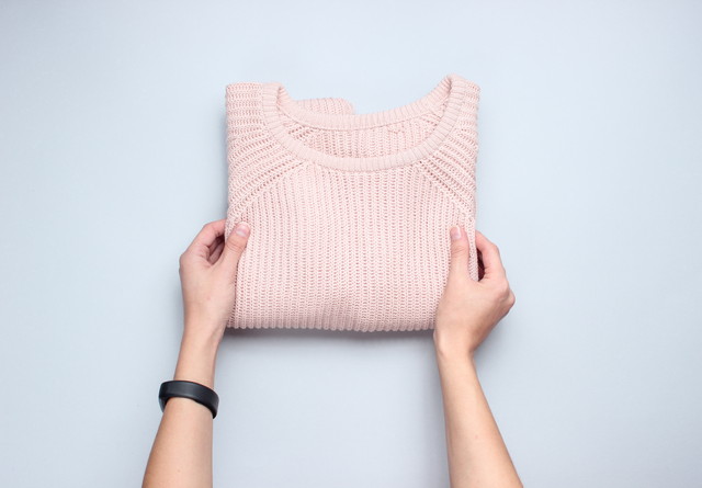 ピンク色のセーター