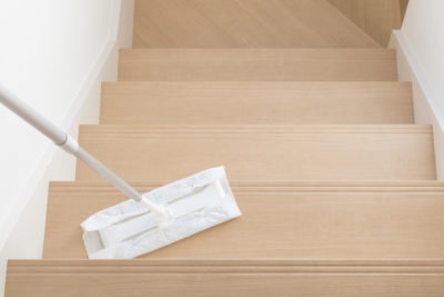 階段のモップ掃除