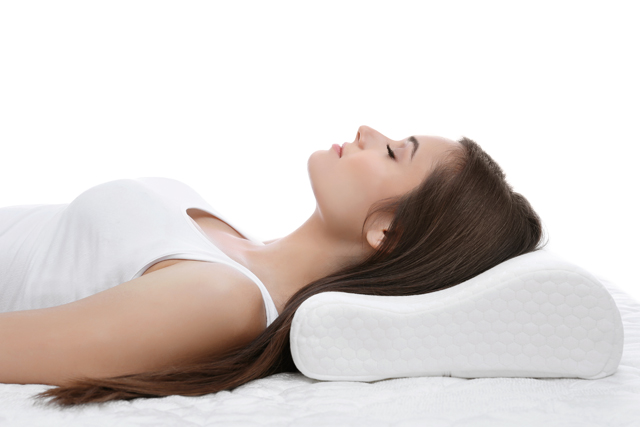 低反発枕で寝る女性
