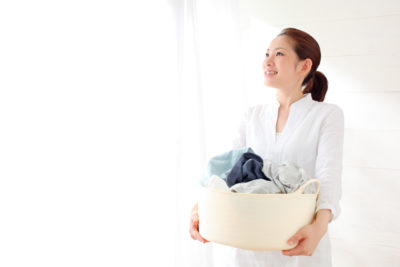 洗濯物を持つ女性