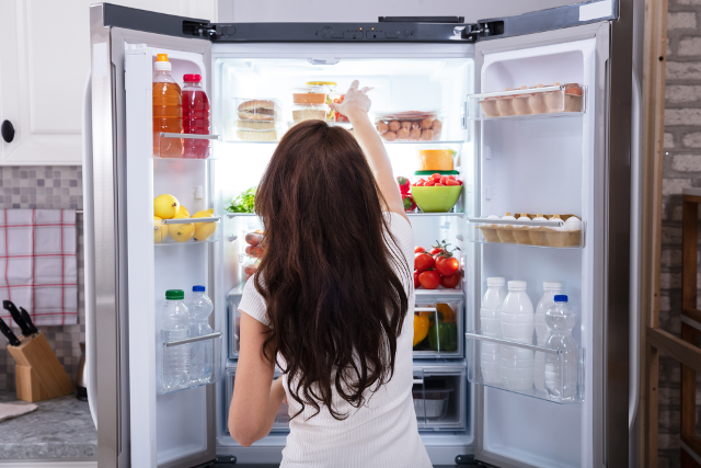 冷蔵庫を開く女性