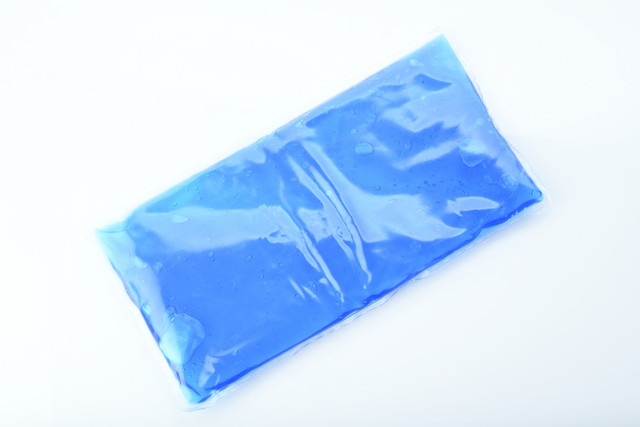 青い保冷剤