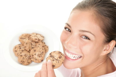 クッキーを食べる女性