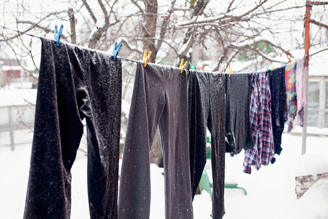 雪の中に干してある洗濯物