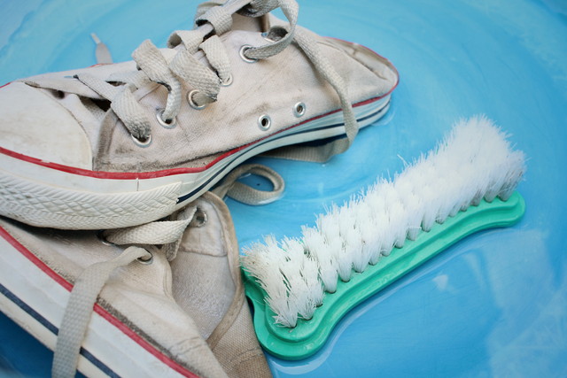 スニーカーを石鹸水で洗う