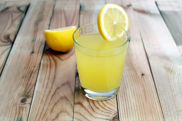 レモンジュースとスライスレモン
