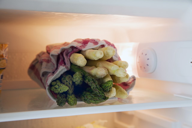 冷蔵庫の中のアスパラガス