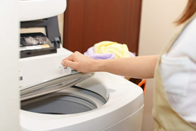 洗濯機を操作する女性