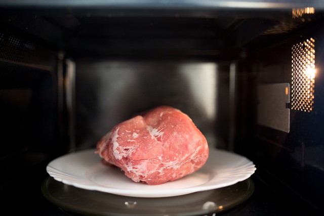 電子レンジで解凍した冷凍豚肉