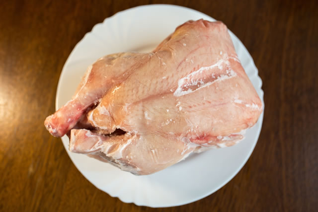 自然解凍されている鶏肉