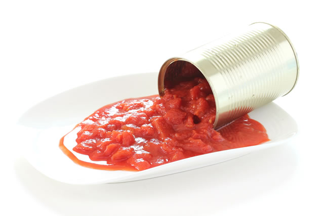 トマト缶から皿に出す