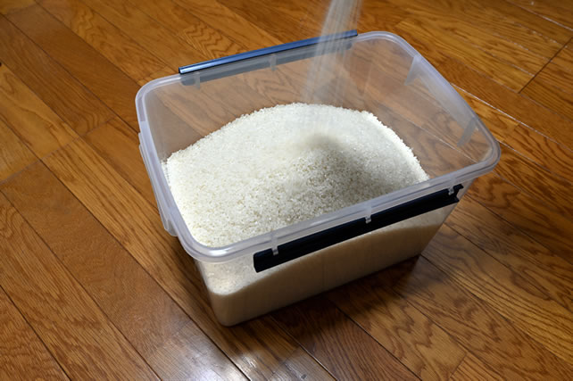お米を密閉容器で新鮮保存