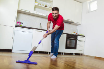 床掃除する男性
