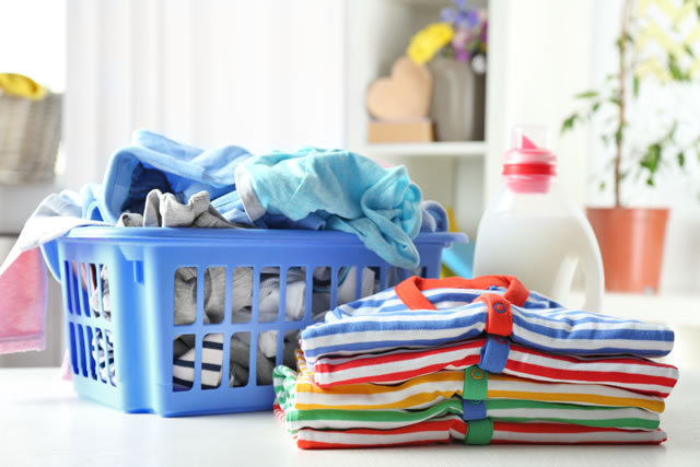 赤ちゃん用の洗剤と洗濯後の赤ちゃんの服