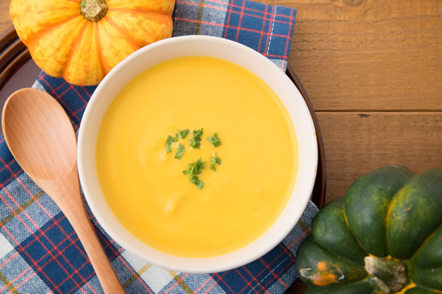 白いお皿にかぼちゃのスープ