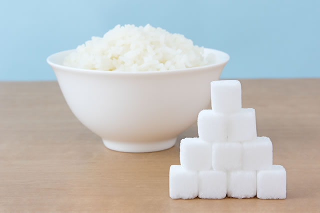 ご飯と角砂糖で糖質制限ダイエットのイメージ
