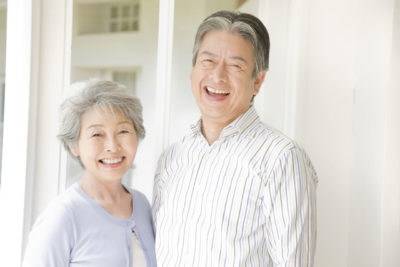 笑顔の老夫婦