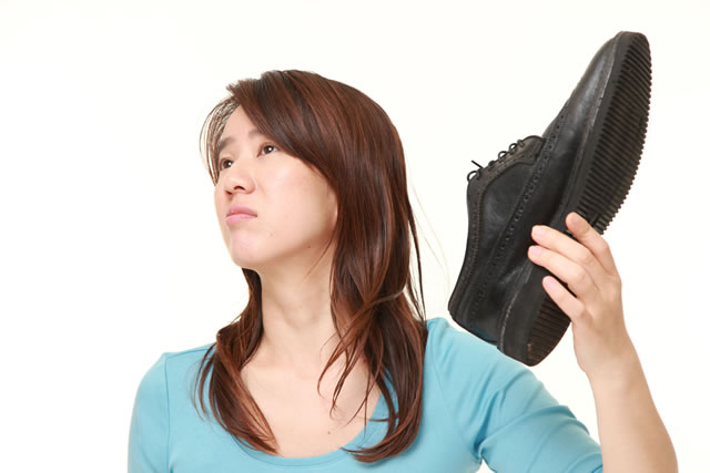 靴の匂いを嫌がる女性