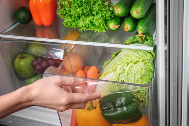 ：冷蔵庫の中のきゅうりや野菜や果物