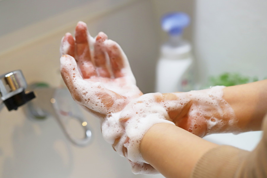 手洗いの正しい方法を学ぶ