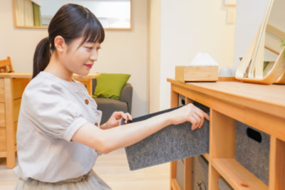 棚の片付けをする若い女性