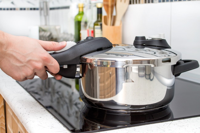 料理中の圧力鍋と安全装置