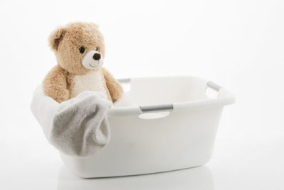 Teddybär, Handtuch und Wäschekorb