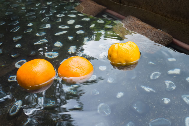柑橘類の浮かぶ足湯