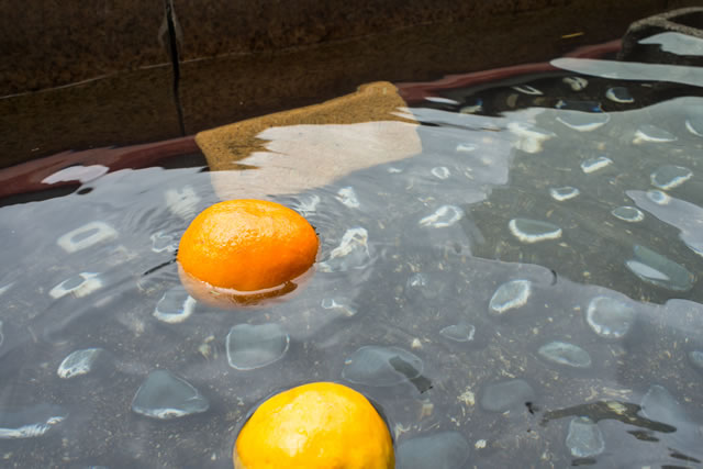 柑橘類の浮かぶ足湯