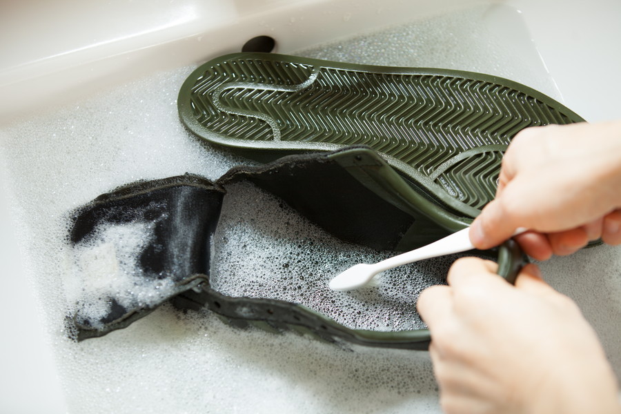 水で洗った靴を乾かさないのはNG
