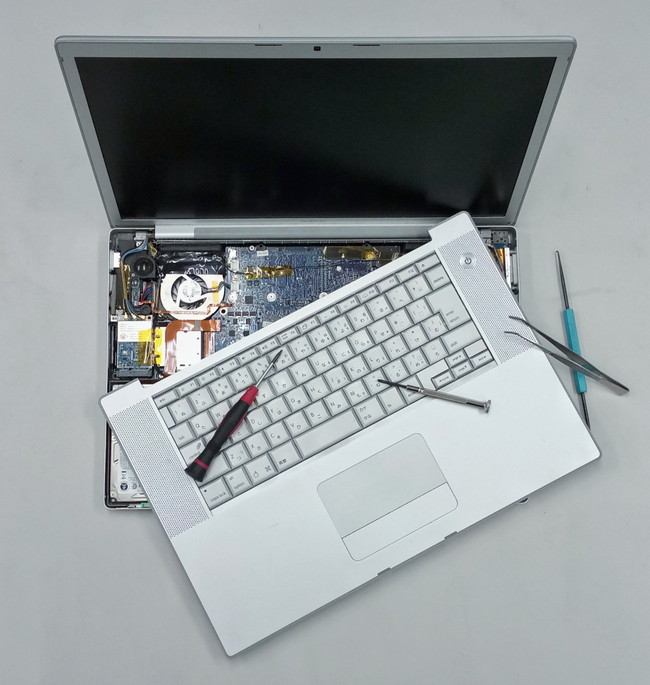 修理中のノートパソコン